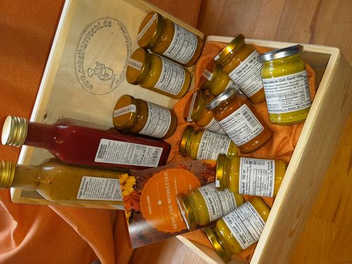 Geschenkbox mit 2 Vinaigrette-Flaschen  und 12 Gläser verschiedener Senf-und Meerrettichsorten
